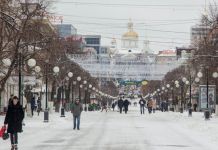 Пензенец передвигается по заснеженному городу на лыжах. ВИДЕО