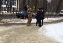 В Пензе на 8 Марта раздавал цветы Ёж