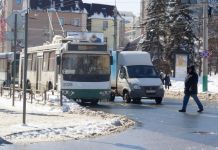 В сети обсуждают видео с жестким заносом троллейбуса 