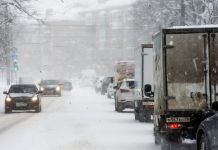 Под Пензой на водителя фуры попала глыба льда со встречного грузовика