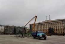 В Пензе на площади Ленина устанавливают новогоднюю елку