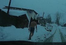 Пензенец снял на видео мужчину, идущего по улице в трусах и тапках 