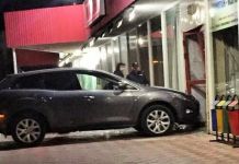 В Заречном иномарка врезалась в продуктовый магазин 