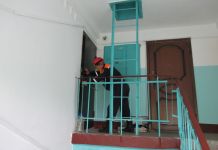 В Пензе неадекватная мать заперлась с детьми в квартире 