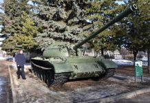 Военную технику у памятника Победы покрасят к 1 мая
