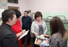Несовершеннолетние заключенные в СИЗО получили подарки