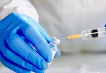 Гинцбург опроверг необходимость в долгом запрете на алкоголь при вакцинации