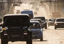 В Пензе пешеход разбил стекло перекрывшей движение машины
