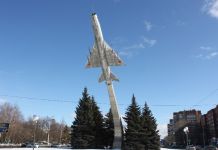 Самолет на проспекте Победы нуждается в покраске
