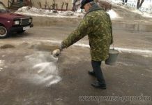 В Пензе борются с гололедом