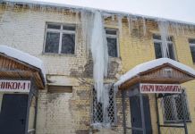 ﻿﻿В Заречном на крышах домов выросли огромные сосульки