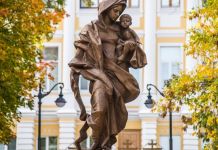 В Пензе открыли памятник Матери