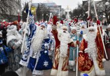 В Пензе по улице Московской прошли Деды Морозы