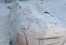 На Ленина ледяная глыба обрушилась на три автомобиля, - соцсети 