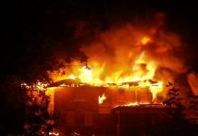 В Пензенской области загорелся деревянный дом