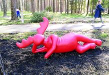 В Заречном в сквере Демакова появились скульптуры лосей