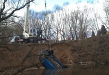 В области из водоема достали автомобиль с погибшим водителем