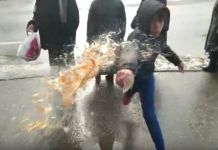 Юный цыган плеснул горячим чаем в лицо пензенцу и ударил его клюшкой