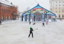 На площади им. Ленина начали заливать каток