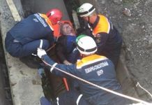 Спасатели достали из котлована упавшего в него мужчину