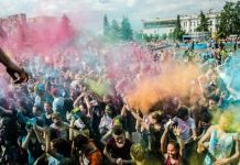 "Яркое безумие": на Фонтанной площади прошел фестиваль красок