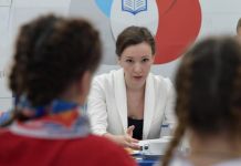 Анна Кузнецова предложила школьникам делать Интернет положительным