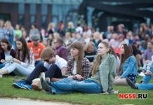 В Пензе на площадке «Jazz May» постелили газон 