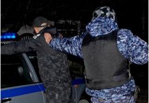 17-летний подросток с другом разбили дверь и вывеску кафе
