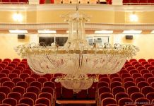 В драмтеатре помыли главную люстру