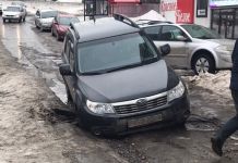 В Пензе автомобиль провалился под асфальт, - соцсети