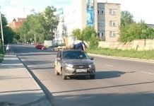 “Вот это сервис!”: в Пензе мужчина проехал на крыше “Яндекс.такси”.ВИДЕО 