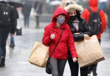 Врач назвал мешающих выходу на плато по коронавирусу людей