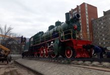 В Пензе помыли памятник паровозу
