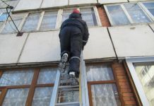 Двухлетний ребенок остался запертым один в квартире