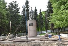 Куда исчезли вазоны и цепи от памятника борцам революции
