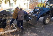 В Пензе коммунальщики спешат убрать с улиц листву