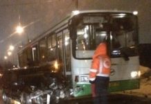 В Пензе возле «Лиры» легковушка столкнулась с автобусом 