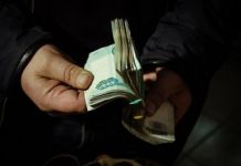 Задолжавшая зарплату компания вернула сотрудникам 470 тыс рублей