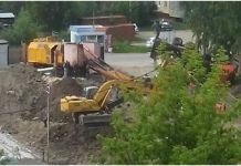 В Пензе упал кран и перевернулся грузовик