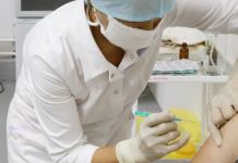 В Пензе медработники начали получать выплаты за вакцинацию