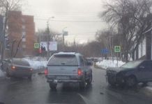 В Пензе на улице Захарова столкнулись BMW и Kia 