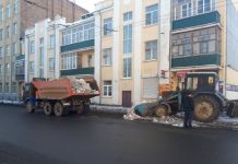 С улиц города начали вывозить снег