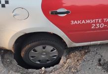 В Пензе на Ладожской такси провалилось колесом в люк