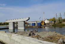 На Бакунинском мосту приступили к монтажу пролетов
