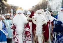 В Пензе продавцам елок рекомендовали надеть костюм Деда Мороза