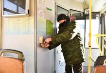 В салонах автобусов Заречного установили санитайзеры