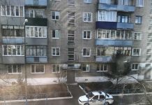 Самоизолированных жителей дома на Ворошилова не выпускают из подъезда