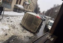 В аварии с "Яндекс.такси" и перевернувшимся минивэном пострадали два человека