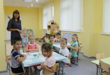 Молодым воспитателям выплатят по 35 тысяч рублей