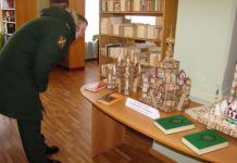 Инвалид по зрению создал необычную выставку из спичек 